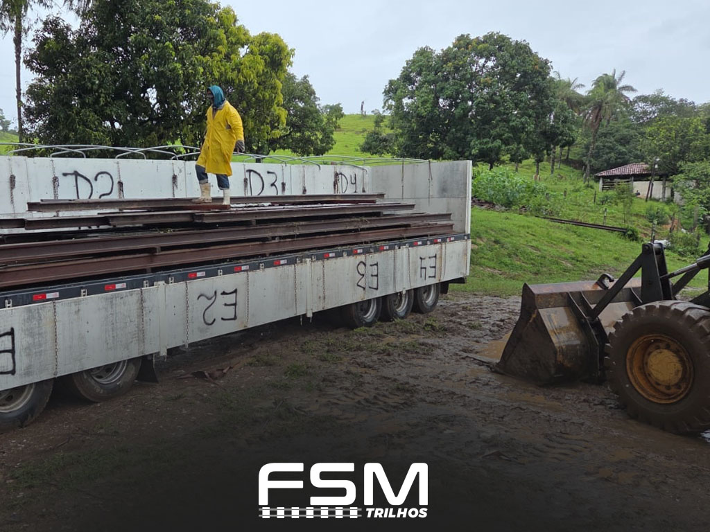Carregamento de trilhos - FSM Trilhos do Brasil